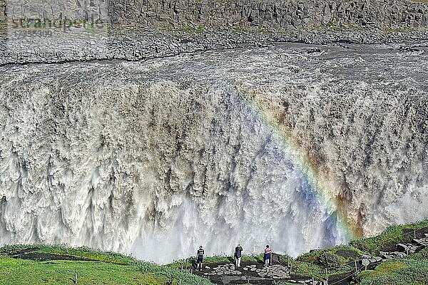 Menschen vor Wassermassen  Regenbogen vor Wasser  Dettifoss  Island  Europa