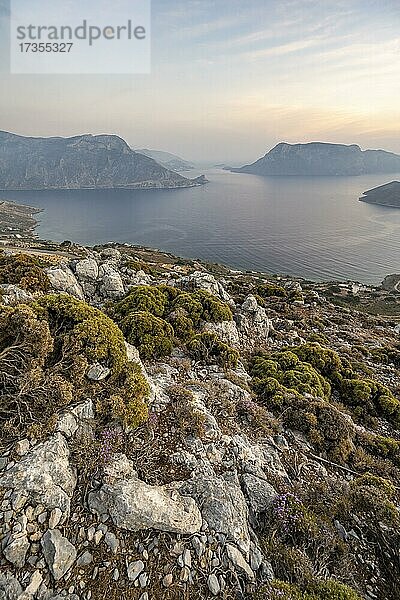 Panorama  Blick über Kalymnos mit Inseln Kalavros und Telendos  Abendstimmung  Dodekanes  Griechenland  Europa