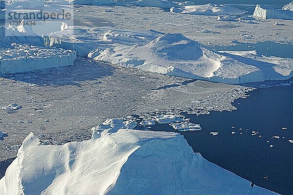Luftaufnahme von riesigen Eisbergen  Winter  Disko Bucht  Ilulissat  Westgrönland  Dänemark  Europa