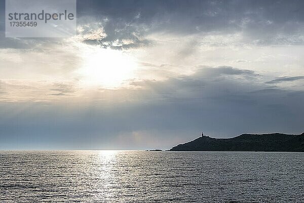 Blick aufs Meer  Küstenstreifen mit Prasonisi Leuchtturm im Abendlicht  Rhodos  Dodekanes  Griechenland  Europa