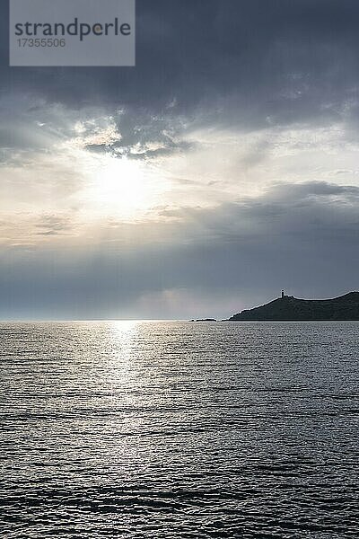 Blick aufs Meer  Küstenstreifen mit Prasonisi Leuchtturm im Abendlicht  Rhodos  Dodekanes  Griechenland  Europa