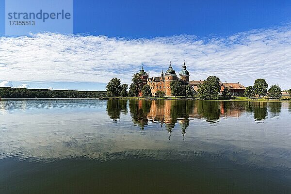 Schloss Gripsholm spiegelt sich im See Mälaren  Mälarsee  Mariefred  Strängnäs  Södermanlands län  Schweden  Europa