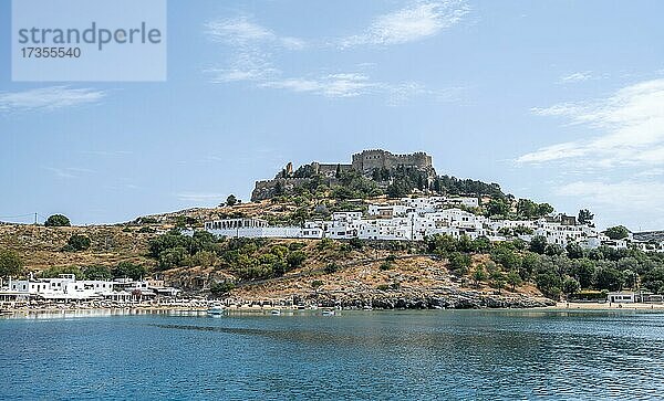 Lindos mit Ort und Akropolis von Lindos  Bucht von Lindos mit türkisblauem Wasser  Rhodos  Dodekanes  Griechenland  Europa