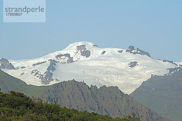 Aussicht auf schneebedeckte Berge und Gletscher  Hvannadalshnúkur  Skaftafell  Island  Europa