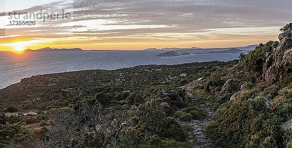 Sonnenuntergang über dem Meer  Landschaft mit Macchia  hinten Inseln Gyali und Kos  Nisyros  Dodekanes  Griechenland  Europa