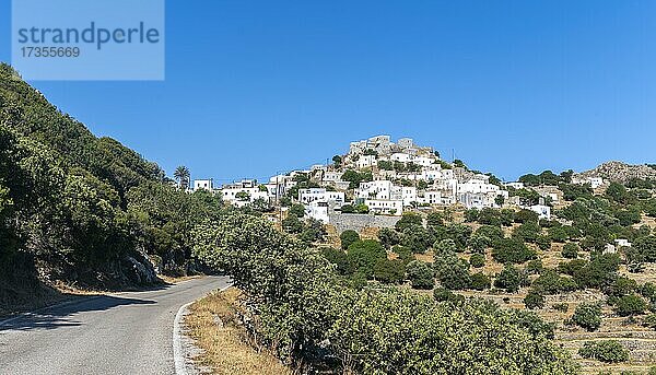 Kleines Dorf auf einem Hügel  Emporios  Nisyros  Dodekanes  Griechenland  Europa