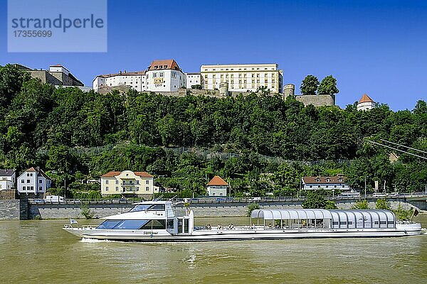 Ausflugsschiff auf der Donau mit Blick zur Festung Oberhaus  Passau  Niederbayern  Bayern  Deutschland  Europa