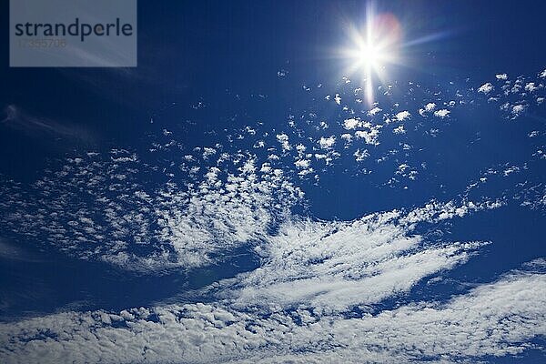 Wolkenhimmel mit Altocumuluswolken und Sonnenstrahlen  Innviertel  Oberösterreich  Österreich  Europa