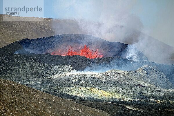 Schwefelfelder vor Vulkankrater  glühende Lavafontänen  Dampf und flirrende Luft Fagradalsfall  Reykjanes  Grindavik  Island  Europa