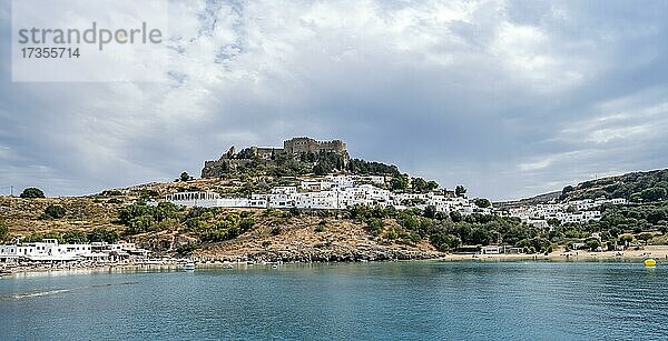 Lindos mit Ort und Akropolis von Lindos  Bucht von Lindos mit türkisblauem Wasser  Rhodos  Dodekanes  Griechenland  Europa