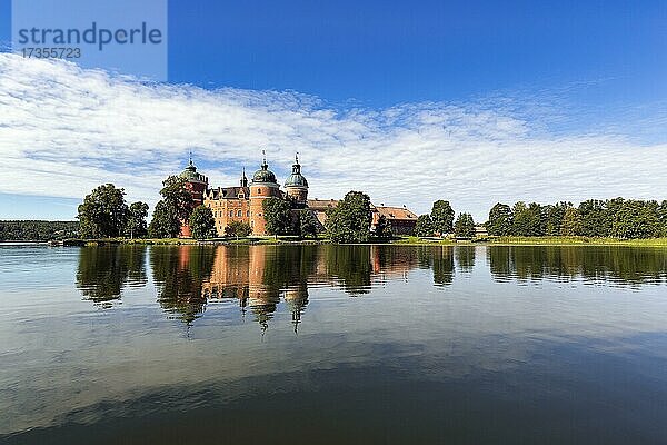 Schloss Gripsholm spiegelt sich im See Mälaren  Mälarsee  Mariefred  Strängnäs  Södermanlands län  Schweden  Europa