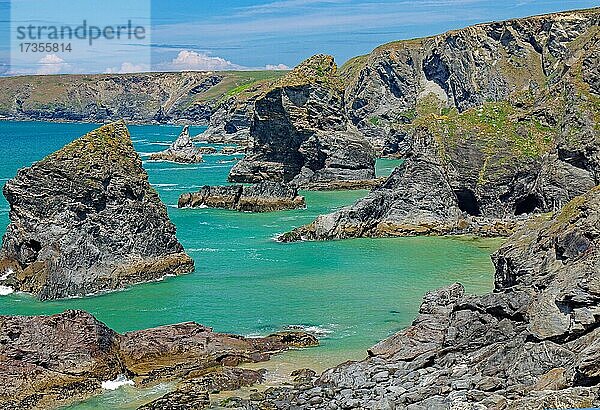 Schroffe Klippen im türkisgrünen Wasser  Bedruthan Steps  Cornwall  Großbritannien  Europa