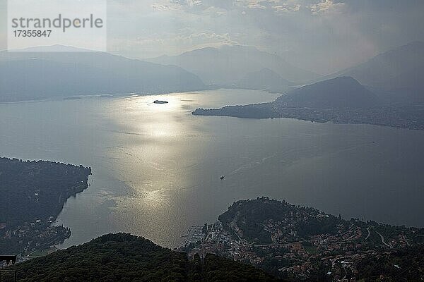 Aussicht vom Sasso del Ferro auf Laveno und den Lago Maggiore  Abendstimmung  Lombardei  Italien  Europa