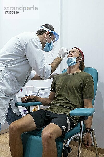 Arzt in Schutzkleidung macht einen Antigen Test bei einem jungen Mann  Coronavirus Test  Covid-19  Kalymnos  Griechenland  Europa