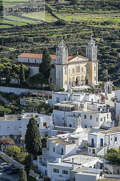 Kirche Agia Triada  Stadtansicht der Altstadt von Lefkes  Paros  Kykladen  Griechenland  Europa