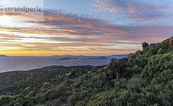 Sonnenuntergang über dem Meer  Landschaft mit Macchia  hinten Inseln Gyali und Kos  Nisyros  Dodekanes  Griechenland  Europa