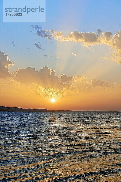 Meereslandschaft bei Sonnenuntergang über der Ägäis  Kassandra  Chalkidiki  Griechenland  Europa