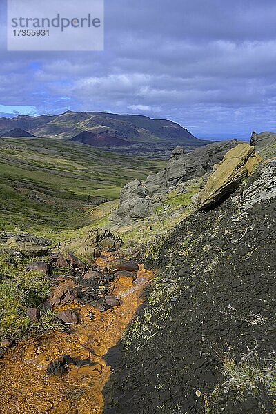 Durch Eisenoxid orange gefärbter Bach  Selvellir  Stykkishólmur  Vesturland  Island  Europa