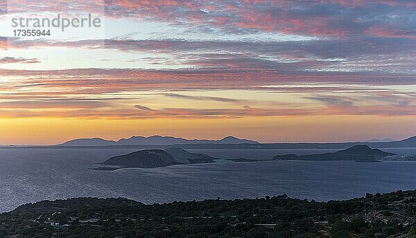 Sonnenuntergang über dem Meer  hinten Inseln Gyali und Kos  Nisyros  Dodekanes  Griechenland  Europa
