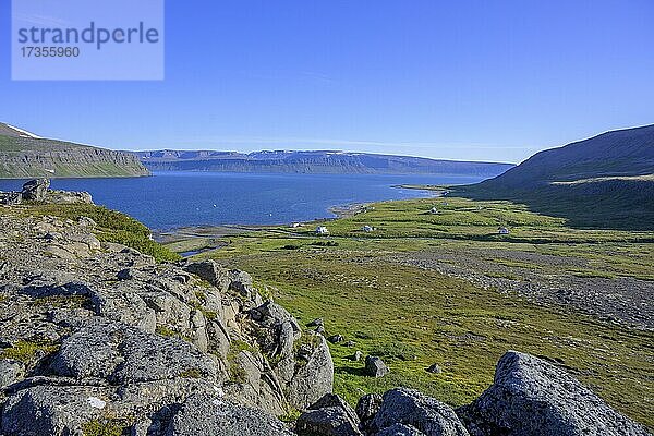 Blick auf den Hesteyrarfjörður mit dem Ort Heysteri  Hornstrandir  Vestfirðir  Island  Europa