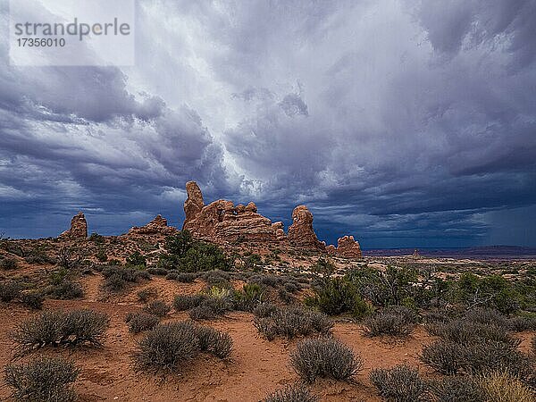 Gewitterwolken über Turret Arch  The Windows Section  Arches National Park  Utah  USA  Nordamerika