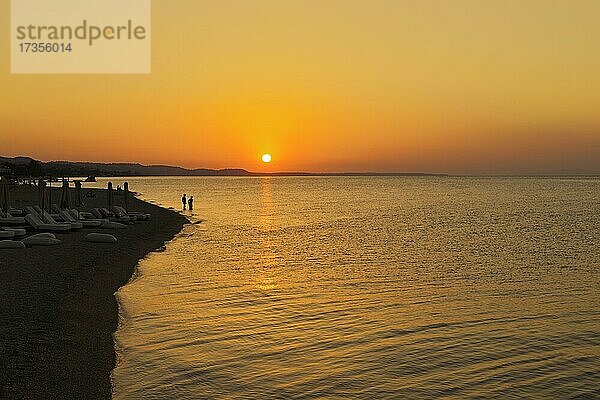 Badende  Sonnenuntergang am Strand  Kassandra  Chalkidiki  Chalkidiki  Griechenland  Europa