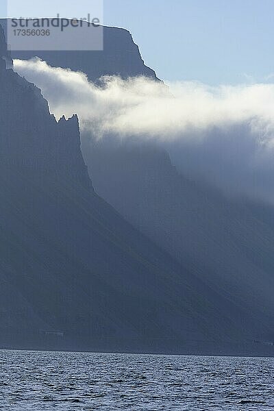 Spitze Felsen und Nebelwolke  Isafjördur  Vestfirðir  Island  Europa