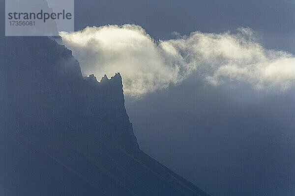 Spitze Felsen und Nebelwolke  Isafjörður  Vestfirðir  Island  Europa