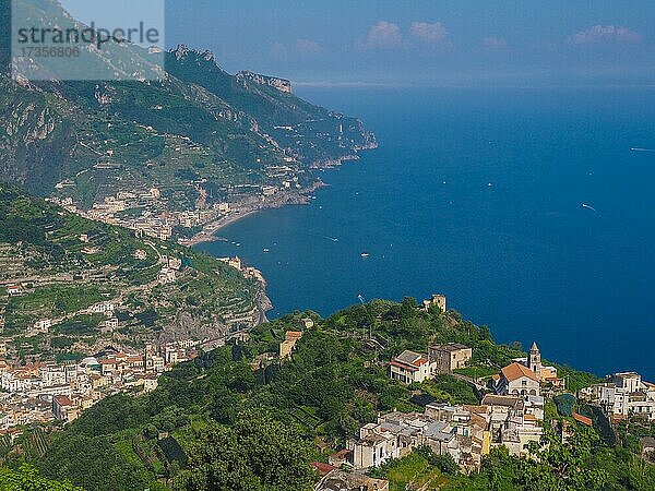 Ausblick von der Terrazza dell'Infinito der Villa Cimbrone auf den Golf von Salerno  Ravello  Amalfiküste  Costiera Amalfitana  Provinz Salerno  Kampanien  Italien  Europa