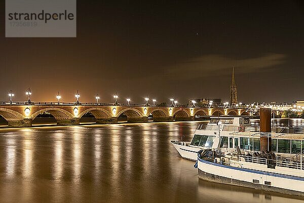 Pont de Pierre  Brücke über die Garonne  Bordeaux  Aquitanien  Frankreich  Europa