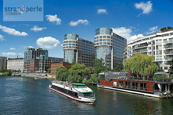 Ausflugsschiff auf der Spree am Spreebogenpark in Berlin Moabit  Berlin  Deutschland  Europa