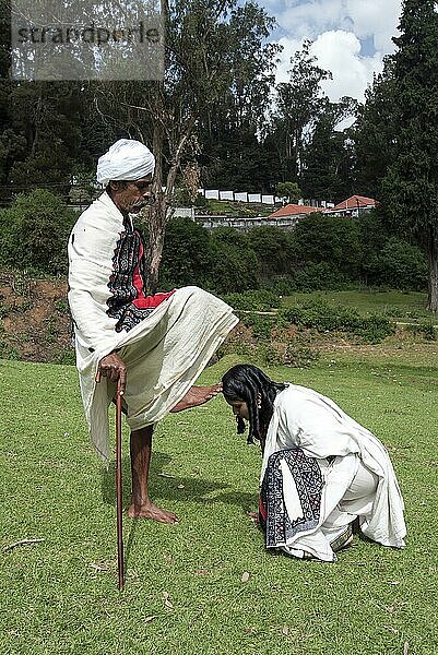 Toda  die zur Begrüßung ihren rechten Fuß heben und ihn zum Segen auf den Kopf der Braut legen  Ooty  Udhagamandalam  Tamil Nadu  Indien  Asien