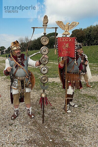 Traditionsgruppe in Kostüme von römische XI. Legion in Circus Maximus  Rom  Latium  Italien  Europa
