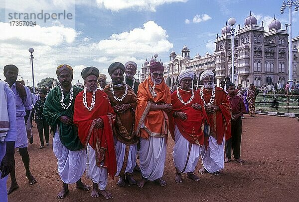 Sanskrit-Gelehrte nehmen am Dussera-Fest teil  Mysuru  Mysore  Karnataka  Indien  Asien