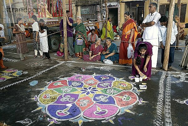 Kolam  Rangoli- Vor dem Kapaleeswarar-Tempel während des Festes  Mylapore  Chennai  Madras  Tamil Nadu
