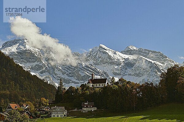 Kapelle Flüeli Ranft vor Alpenpanorama  Flüeli Ranft  Sachseln  Kanton Obwalden  Schweiz  Europa