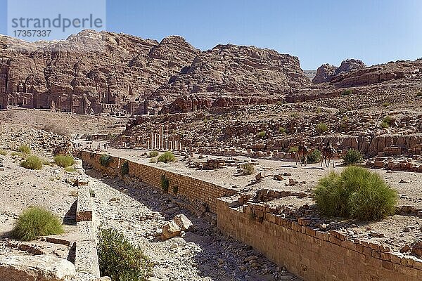 Kolonnadenstraße  hinten Königsgräber am Westhang des Jabal al-Khubtha  Petra  UNESCO Weltkulturerbe  Königreich Jordanien