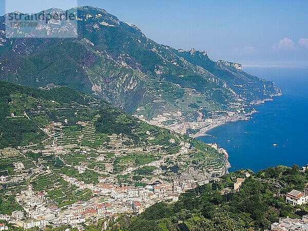 Ausblick von der Terrazza dell'Infinito der Villa Cimbrone auf den Golf von Salerno  Ravello  Amalfiküste  Costiera Amalfitana  Provinz Salerno  Kampanien  Italien  Europa