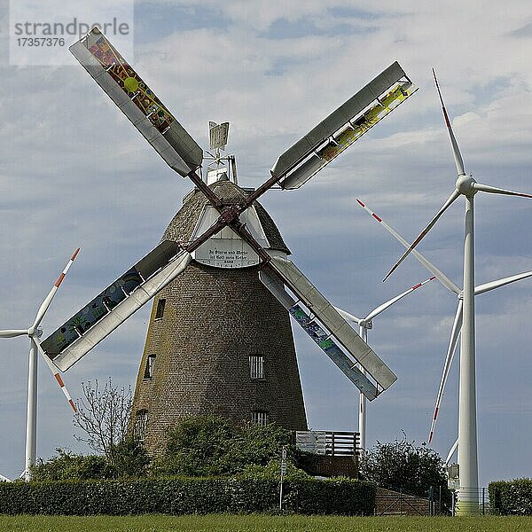 Breberer Museumswindmühle mit Windkraftanlagen  Windernergienutzung gestern und heute  Gangelt  Niederrhein  Nordrhein-Westfalen  Deutschland  Europa