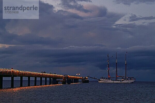 Abendstimmung Schiffsteg mit Dreimaster Segelboot  Ostseebad Binz  Rügen  Mecklenburg-Vorpommern  Deutschland  Europa