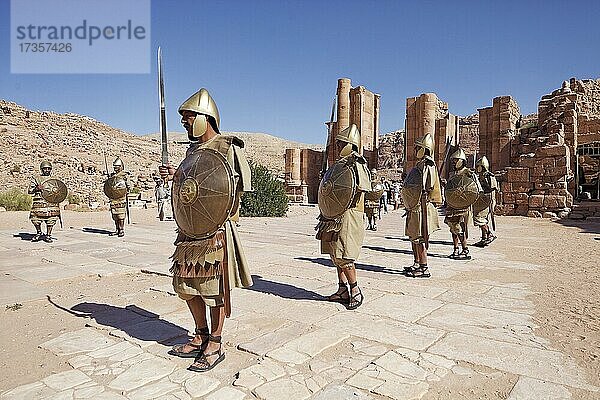Wachablösung  nachgestellt mit Darstellern als nabatäische Soldaten  Themenostor zum heiligen BezirkPetra  antike Hauptstadt der Nabatäer  UNESCO Weltkulturerbe  Königreich Jordanien