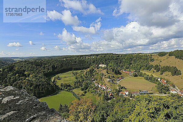 Burgruine Hohengundelfingen  Ausblick über das Große Lautertal und die Schwäbische Alb  hinten Burg Niedergundelfingen  Gundelfingen-Münsingen  Baden-Württemberg  Deutschland  Europa