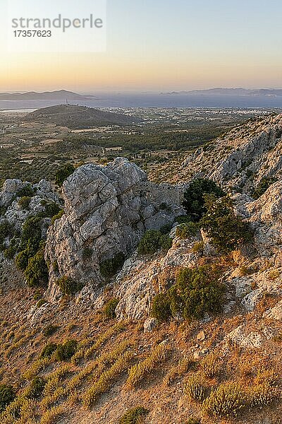 Blick über die Insel aufs Meer  Burg Paleo Pyli  Sonnenuntergang  Kos  Dodekanes  Griechenland  Europa