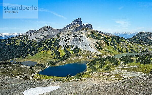 Blaue Seen vor dem vulkanischen Berg Black Tusk  Panorama Ridge  Garibaldi Provincial Park  British Columbia  Kanada  Nordamerika
