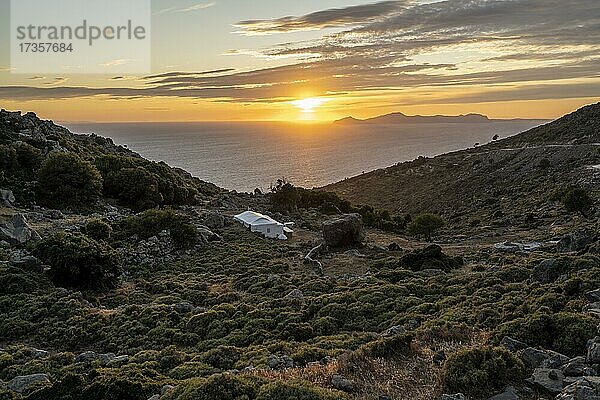 Sonnenuntergang über dem Meer  Landschaft mit Macchia  hinten Inseln Gyali und Kos  Nisyros  Dodekanes  Griechenland  Europa