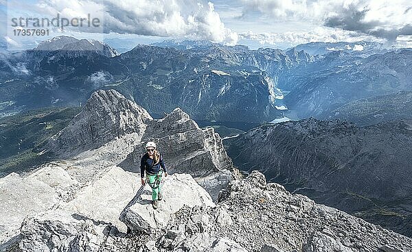 Wanderin mit Helm am Gipfel der Watzmann-Mittelspitze  Ausblick über Berge  Königssee und Obersee  Wanderweg zum Watzmann  Watzmann-Überschreitung  Berchtesgaden  Bayern  Deutschland  Europa