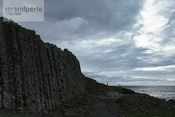 Küste mit Basaltsäulen  Giant's Causeway  Causeway Küste  Silhouetten am Abend  Antrim  Nordirland  Großbritannien  Europa