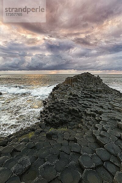Küste mit Basaltsäulen  Giant's Causeway  Causeway Küste  Sonnenuntergang  Antrim  Nordirland  Großbritannien  Europa