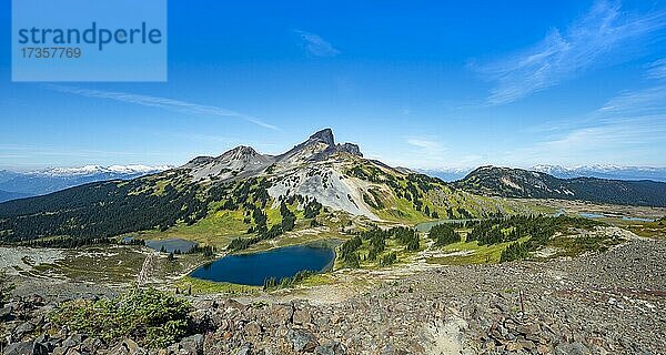 Blaue Seen vor dem vulkanischen Berg Black Tusk  Panorama Ridge  Garibaldi Provincial Park  British Columbia  Kanada  Nordamerika
