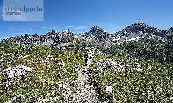 Wanderin  Bergsteigerin auf Wanderweg  hinten felsige Gipfel des Großen Krottenkopf und Ramstallkopf  Bergpanorama  Heilbronner Weg  Allgäuer Alpen  Allgäu  Bayern  Deutschland  Europa